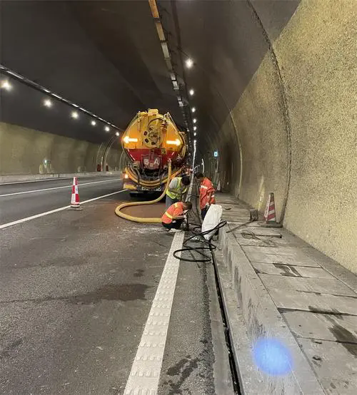 襄阳隧道排水渠清淤